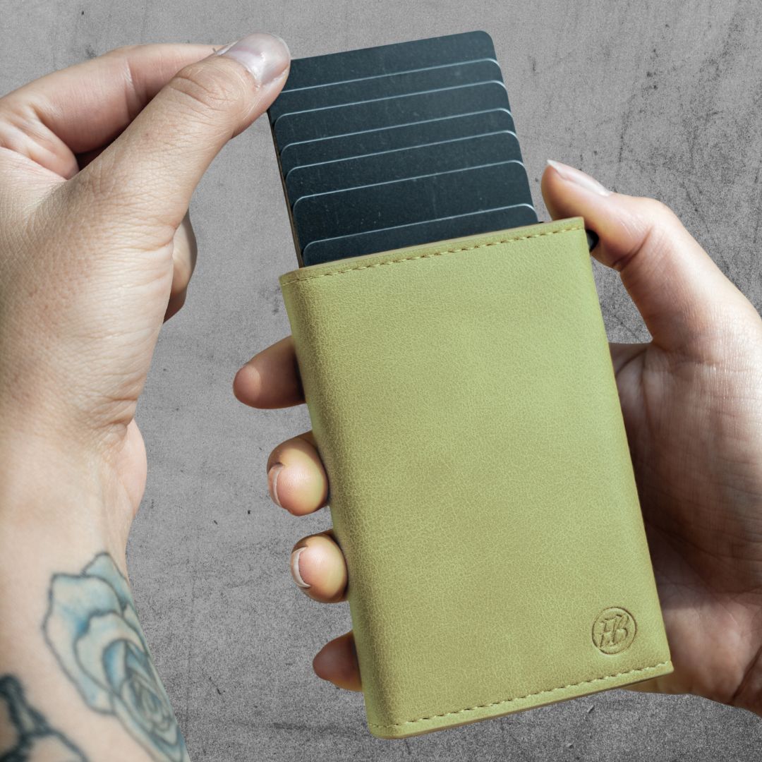 ⚠️  Das Warten hat ein Ende: Unser Smart Wallet 3.0 in Oliv ist da!